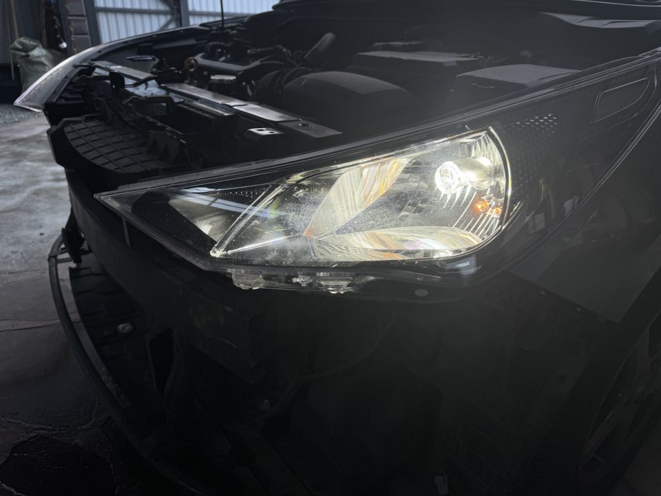 Установка мини линз в фару Хёндэ Солярис требует снятия бампера и разбора фары