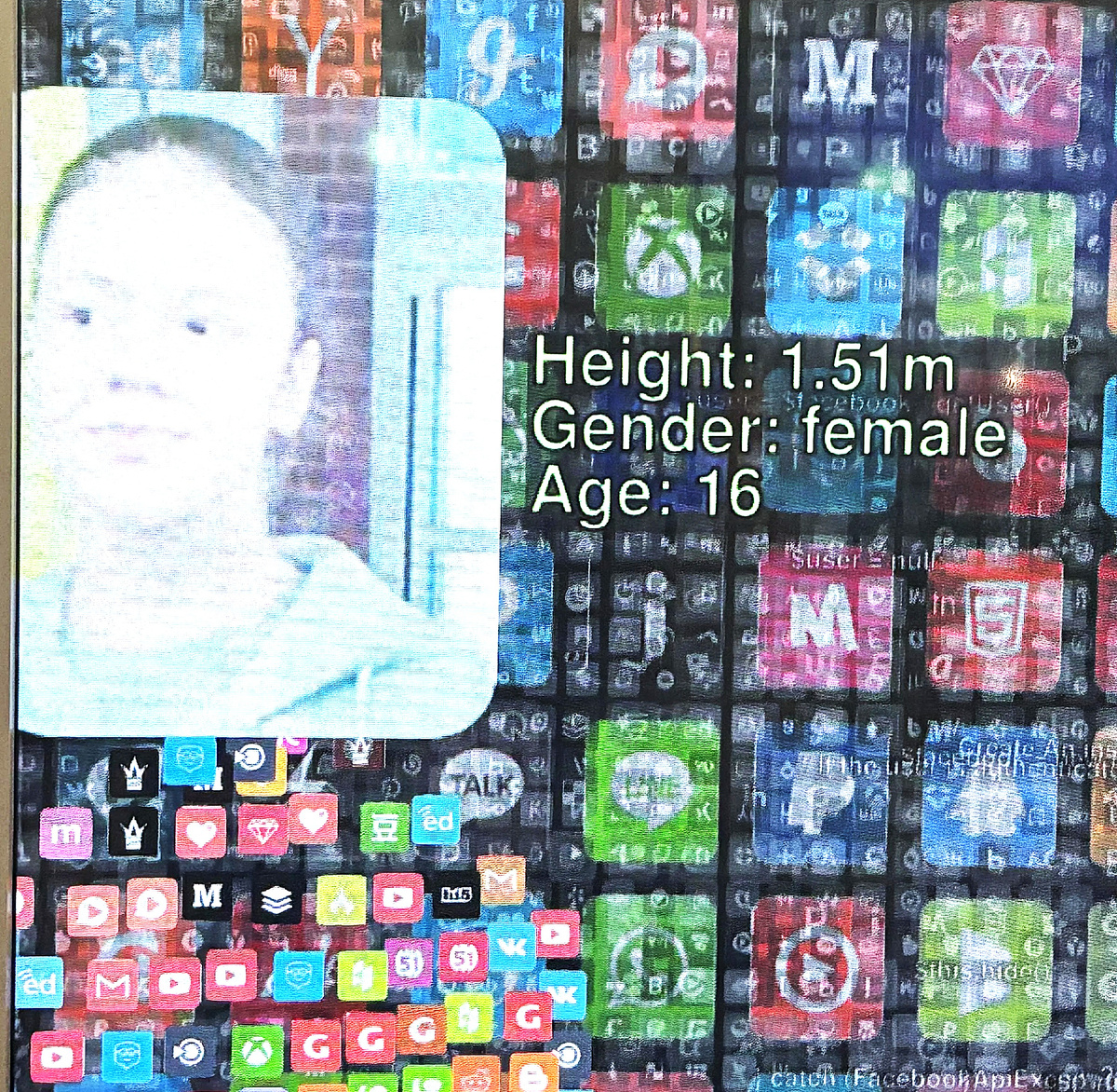 А возраст моей 11,5 летней дочери ИИ увеличил аж до 16 лет!!! А она и рада взрослой быть! Видимо, он так решил, потому что у неё высокий рост.  Фото моё.