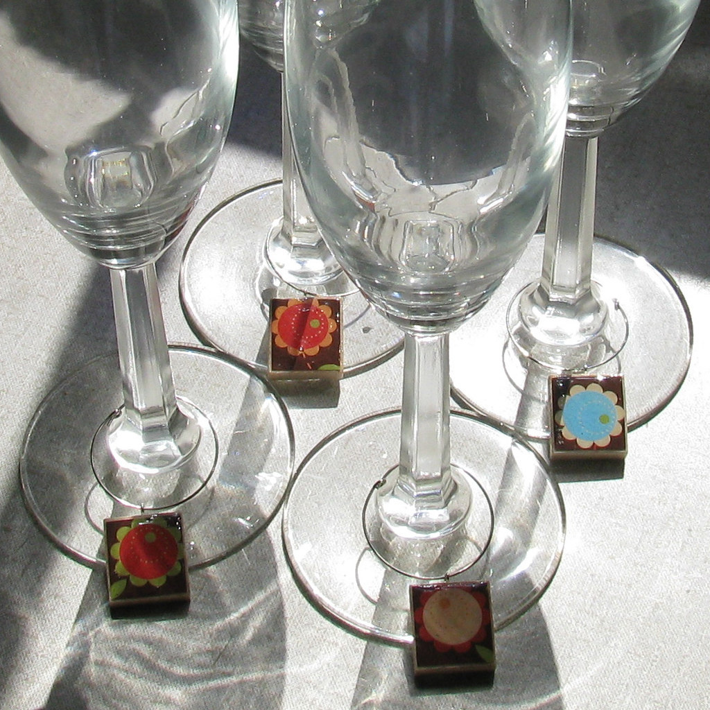    Вместо таких покупных брелоков на веревку или круглое кольцо можно повесить небольшие раскрашенные ключиFlickr