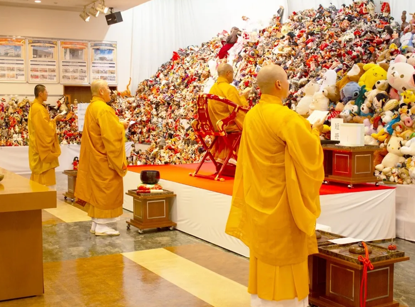 Я вижу очень много крутых игрушек, вон Стич! Почему не подарить кому-то?