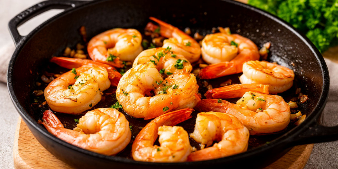 Жареные креветки с чесноком на сковороде.