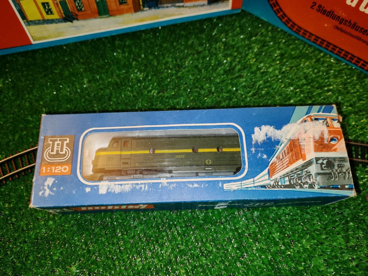 Обнаружил в коробках настоящего «северного варяга» — тепловоз NOHAB, построенный в Швеции. Изучаем модель с разборным кузовом и сложной конструкцией.