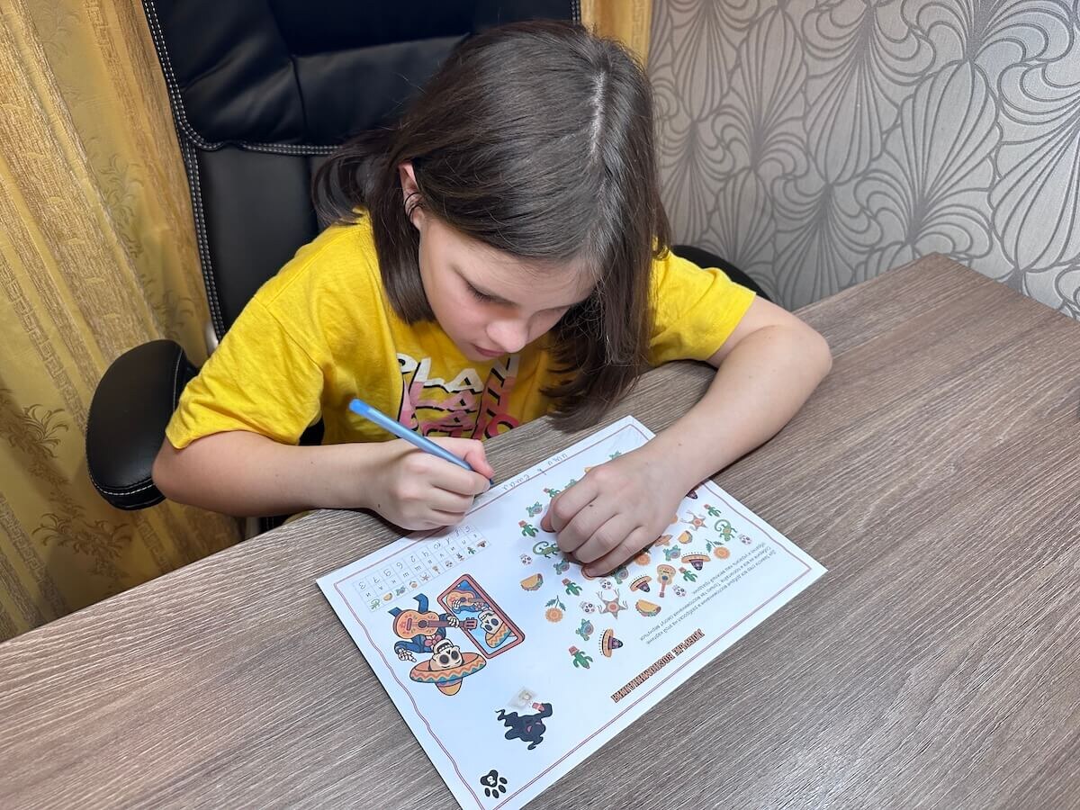 Ребенок разгадывает задание квеста