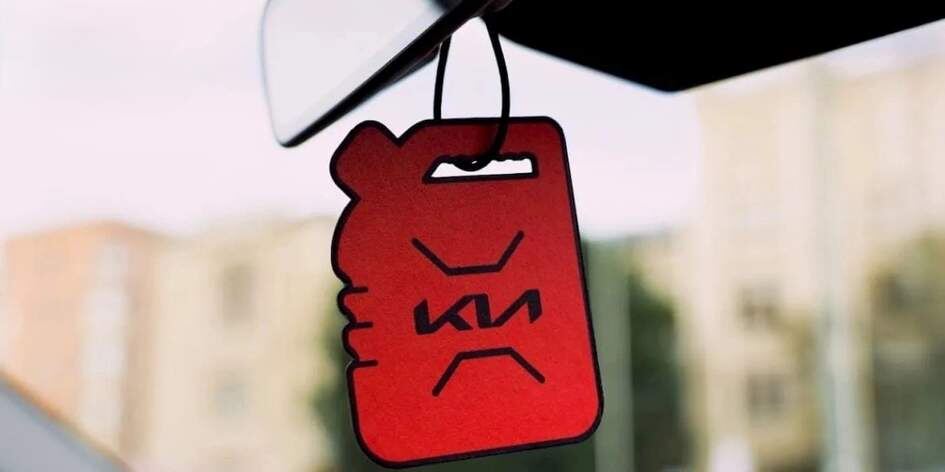 Эта ёлочка-канистра пахнет... бензином и моторным маслом!