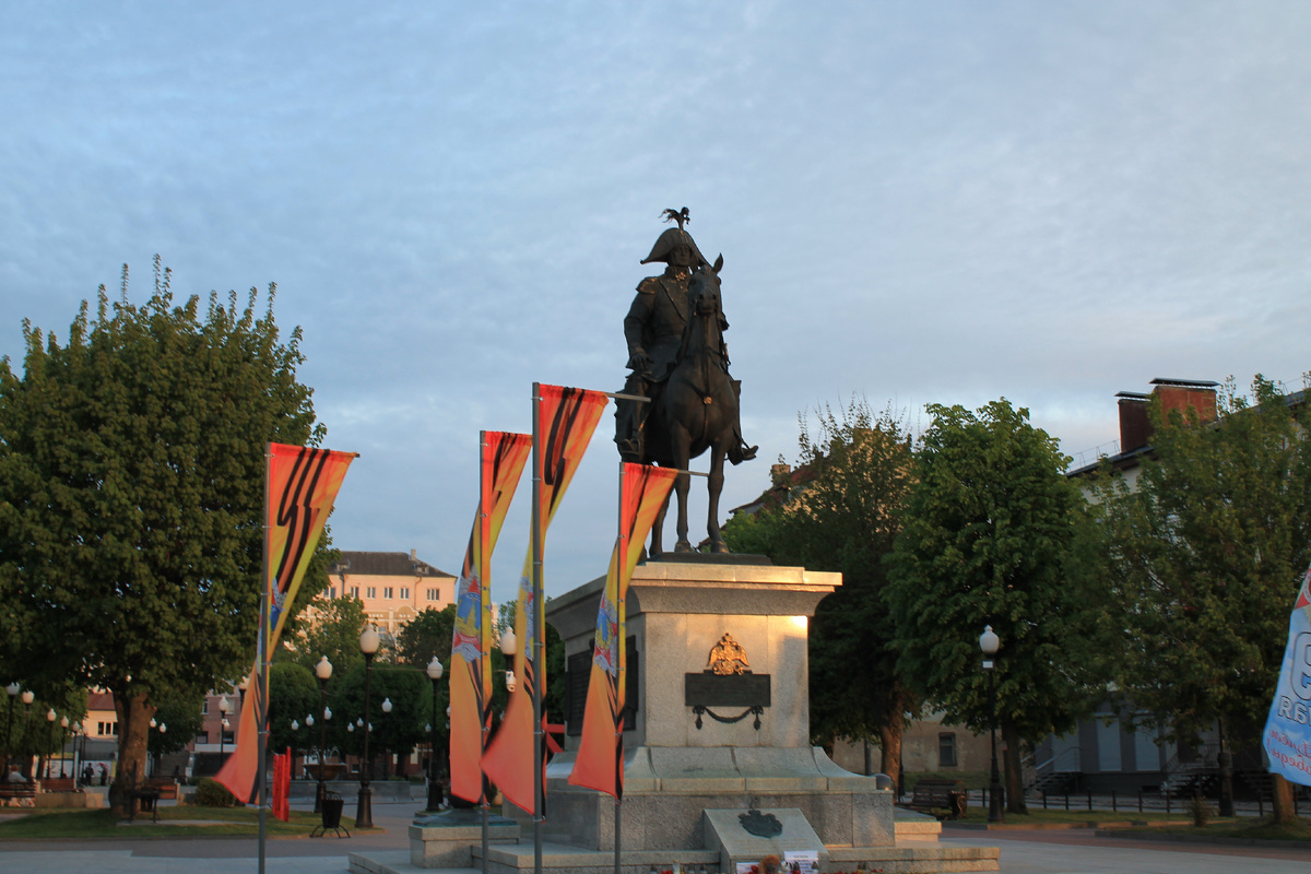 Это первый конный памятник М. Б. Барклаю де Толли.  (с) Столицы и Провинции