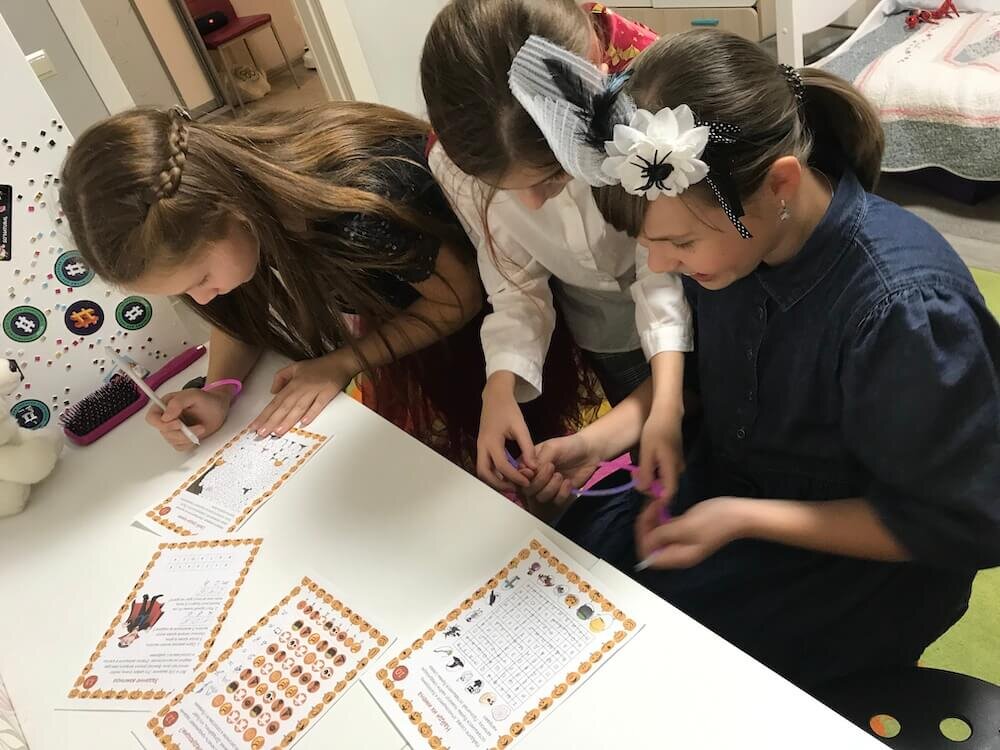 Дети играют в квест про тыкву