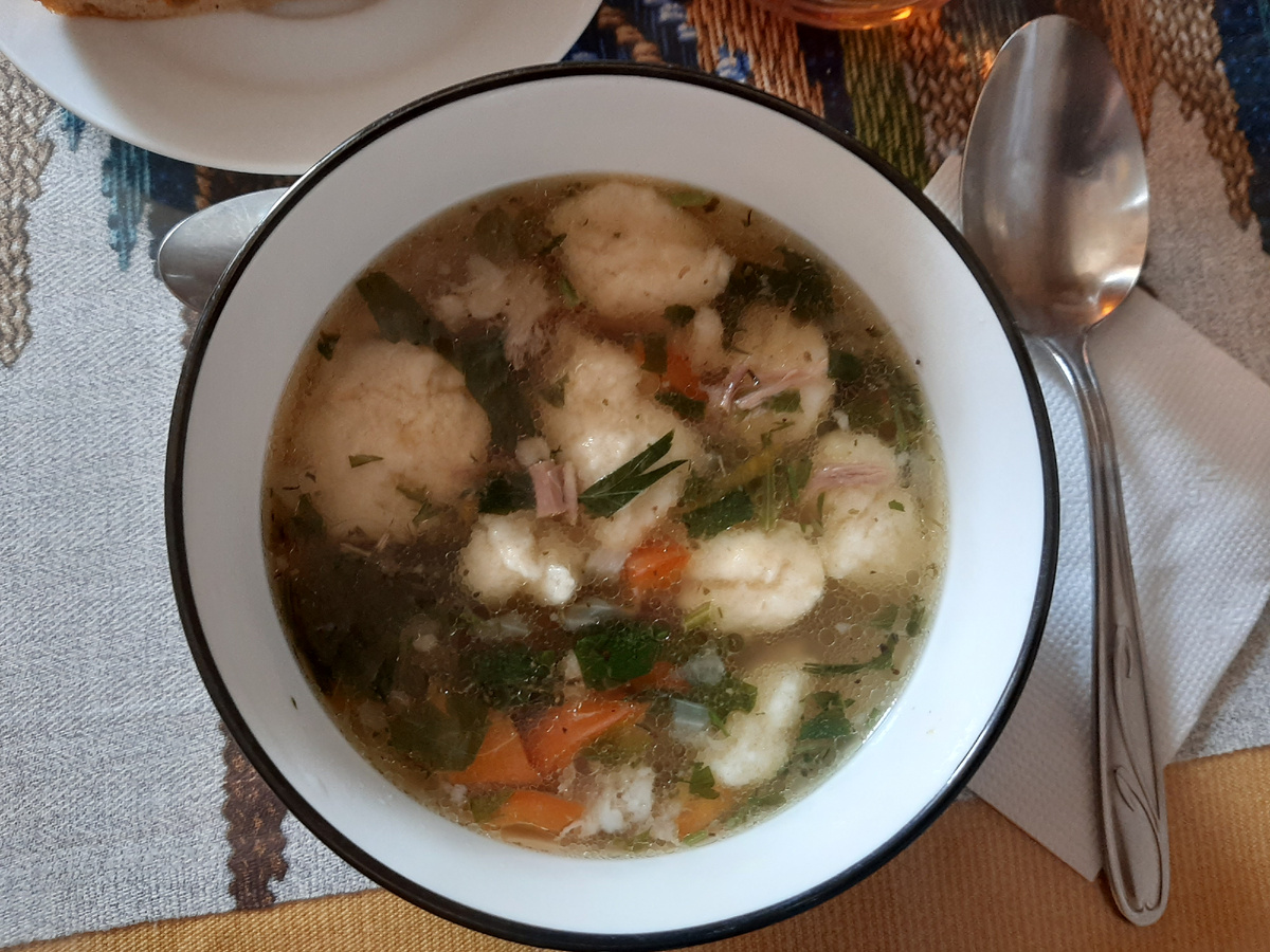 Вчерашний суп с клёцками. В клёцки добавила немного манки и они стали вкуснее, чем просто с мукой. На второе разные мелочи, которые всегда находятся в холодильнике: кусочек того, кусочек сяго.