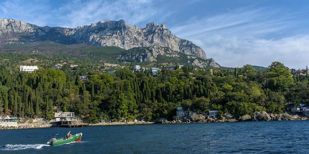 Пляжи у посёлка Ливадия рядом с Ялтой окружены скалами и густой зеленью. С берега открывается вид на Чёрное море и Ай-Петри.