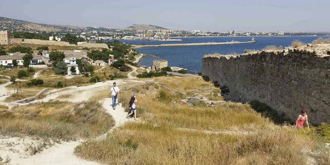 Береговая линия возле Феодосии тянется на километры и подходит для прогулок. Вода здесь прогревается быстро и остаётся тёплой до осени.