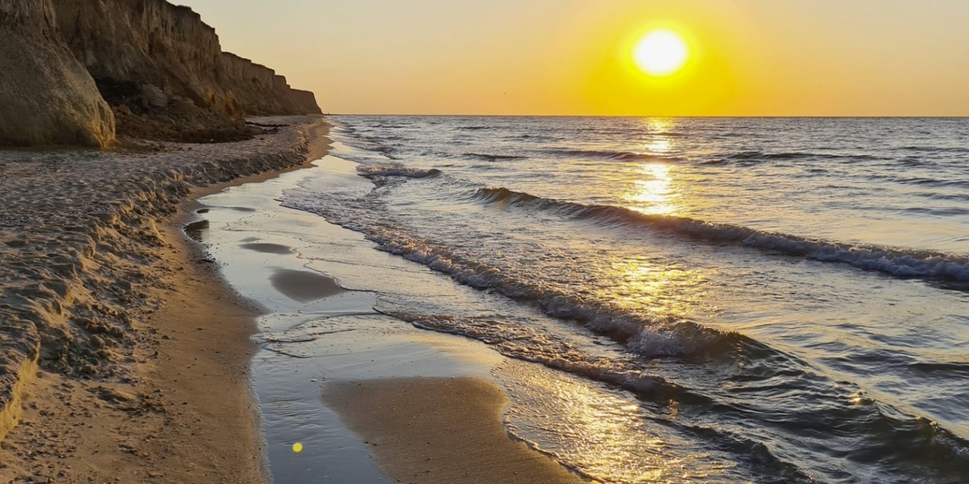 Морская зона у села Николаевка в Западном Крыму отличается просторными пляжами и ровным прибоем. Это место ценят за спокойную атмосферу.