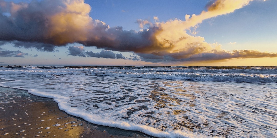 Пляжи под Евпаторией радуют ровным песком и тёплым морем. На закате небо и вода сливаются в золотистый оттенок.
