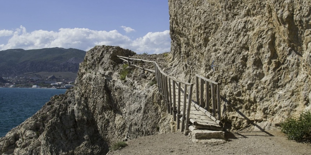 Участок побережья у мыса Алчак в Судаке украшен тропами вдоль скал и видом на крепость. С вершины видно всё побережье до самого Коктебеля.