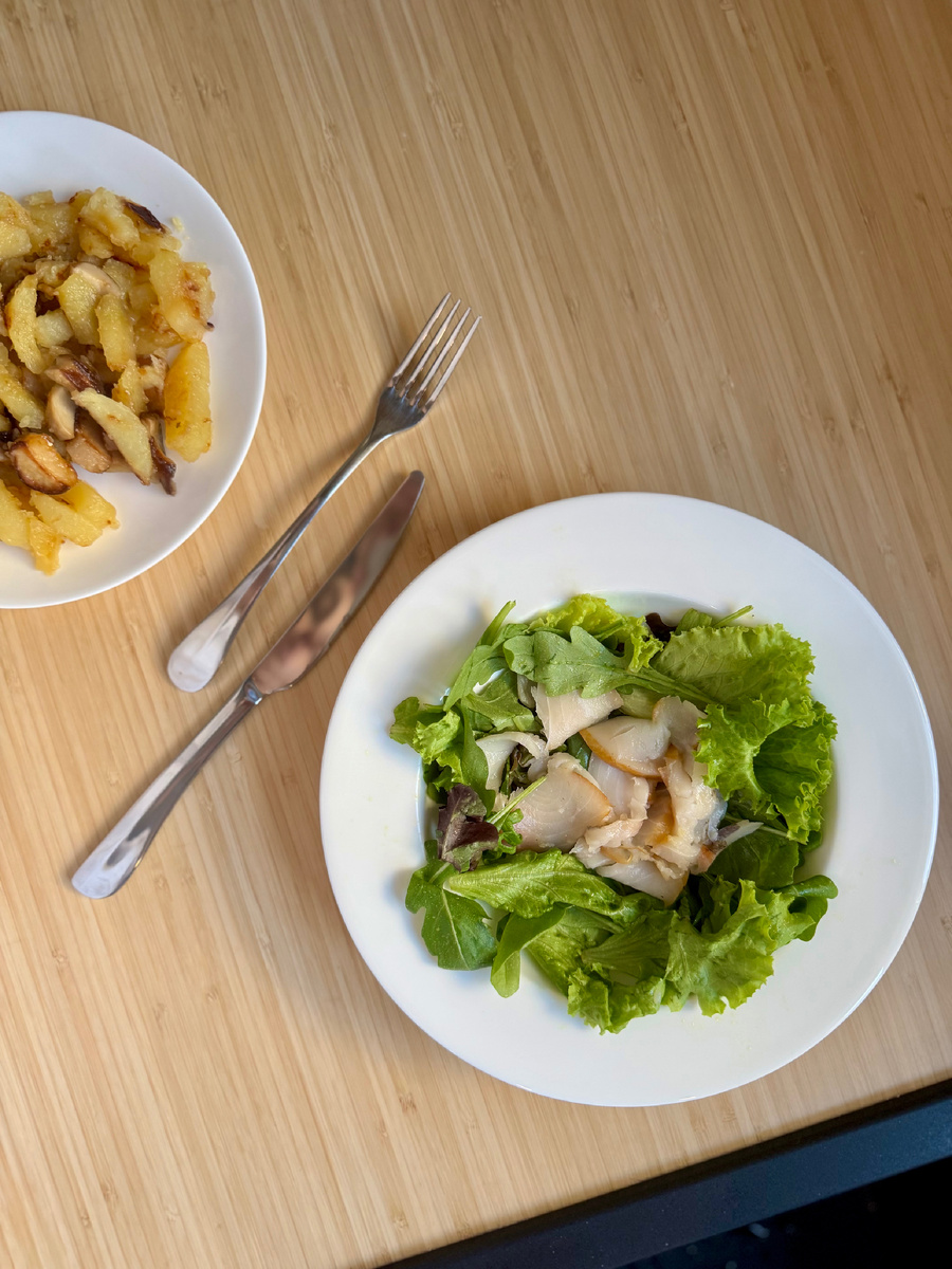 Салат с масляной рыбой и медово-горчичной заправкой 