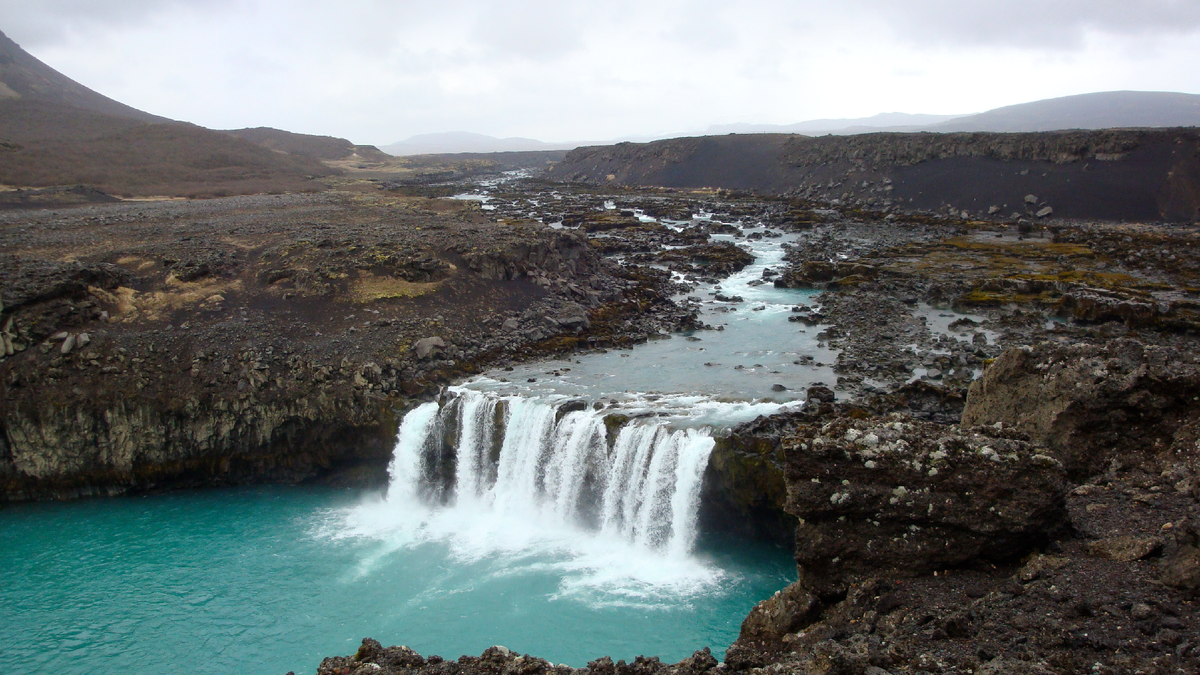 Дзен не любит изображения насекомых, поэтому пусть тут побудет исландский водопад Тьоувафосс