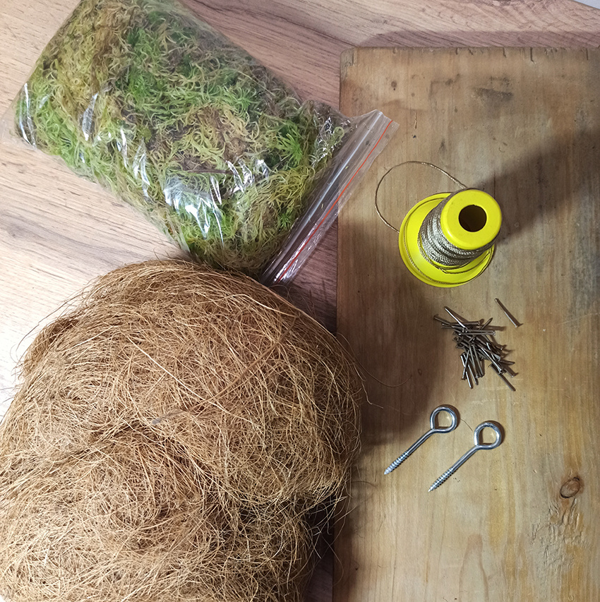 Материалы для работ. Так много сфагунма и кокоса лежиь на столе для красоты. От каждой пачки понадоится примеро 25%.