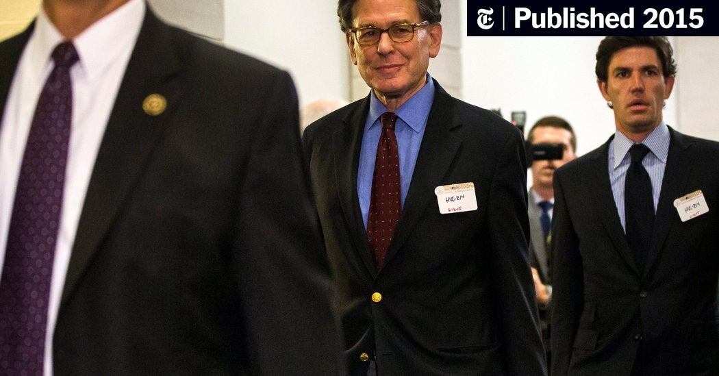 Бывший советник Хиллари Клинтон Сидни Блюменталь на заседании комитета Палаты представителей по нападению на Бенгази отвечает на вопросы о переписке с госсекретарем по поводу событий в Ливии, 16 июня 2015 года. Фото: Jim Lo Scalzo / EPA / LETA