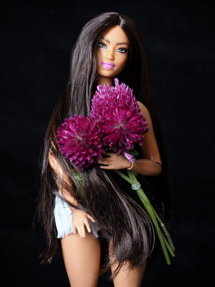 Barbie Extra #4, перепрошитая молочным шёлком.