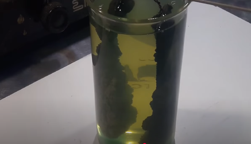 Для восстановления серебра я использовал традиционный способ — **медные пластины**. Как только опустил их в раствор, буквально через пару минут на поверхности начала образовываться характерная «серебряная шуба». На одной пластине процесс шёл быстрее — видимо, она была чище. Реакция шла активно около получаса: серебро нарастало густым слоем, постепенно оседая на дно.

Чтобы ускорить процесс, я периодически встряхивал осадок и очищал пластины, пока реакция не прекратилась. Это означало, что всё серебро уже перешло в металлическое состояние.

Получение чистого металла