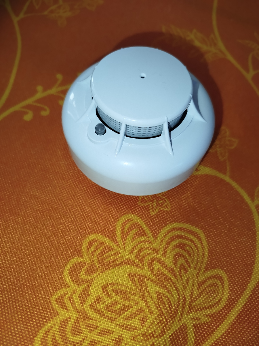 Пожарный дымовой звуковой извещатель