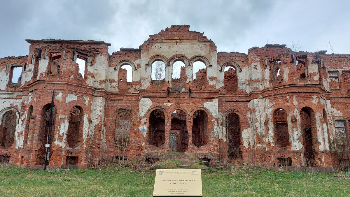 Дворцово-парковый ансамбль «Гостилицы» сейчас в руинах, а когда то был жемчужиной, одним из красивейших и богатейших мест Петербургских пригородов с парком площадью 60 гектаров.