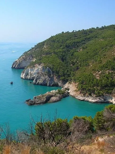 Современное фото залива близ горного массива Гаргано, который во времена ледникового периода был сушей.