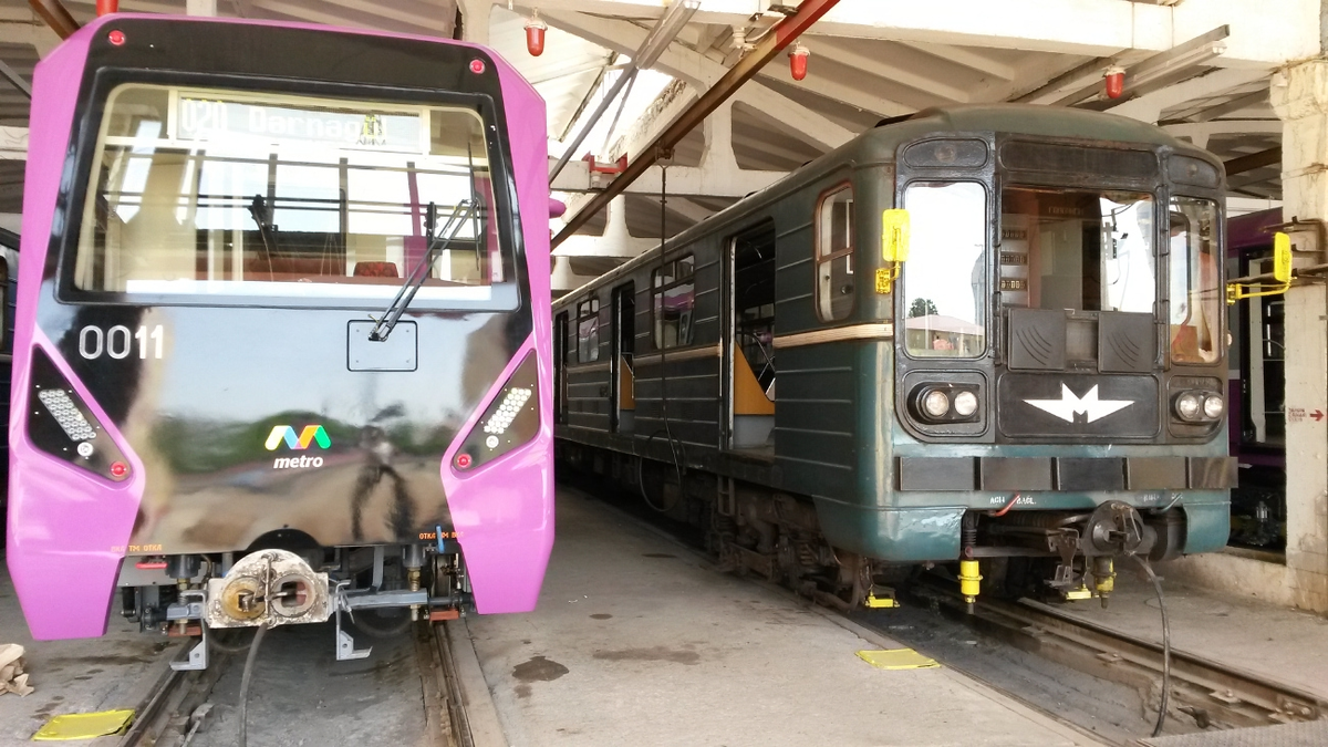 Герой этой заметки -- справа. В этом вагоне сидел машинист. Слева новый поезд 81-760Б/761Б