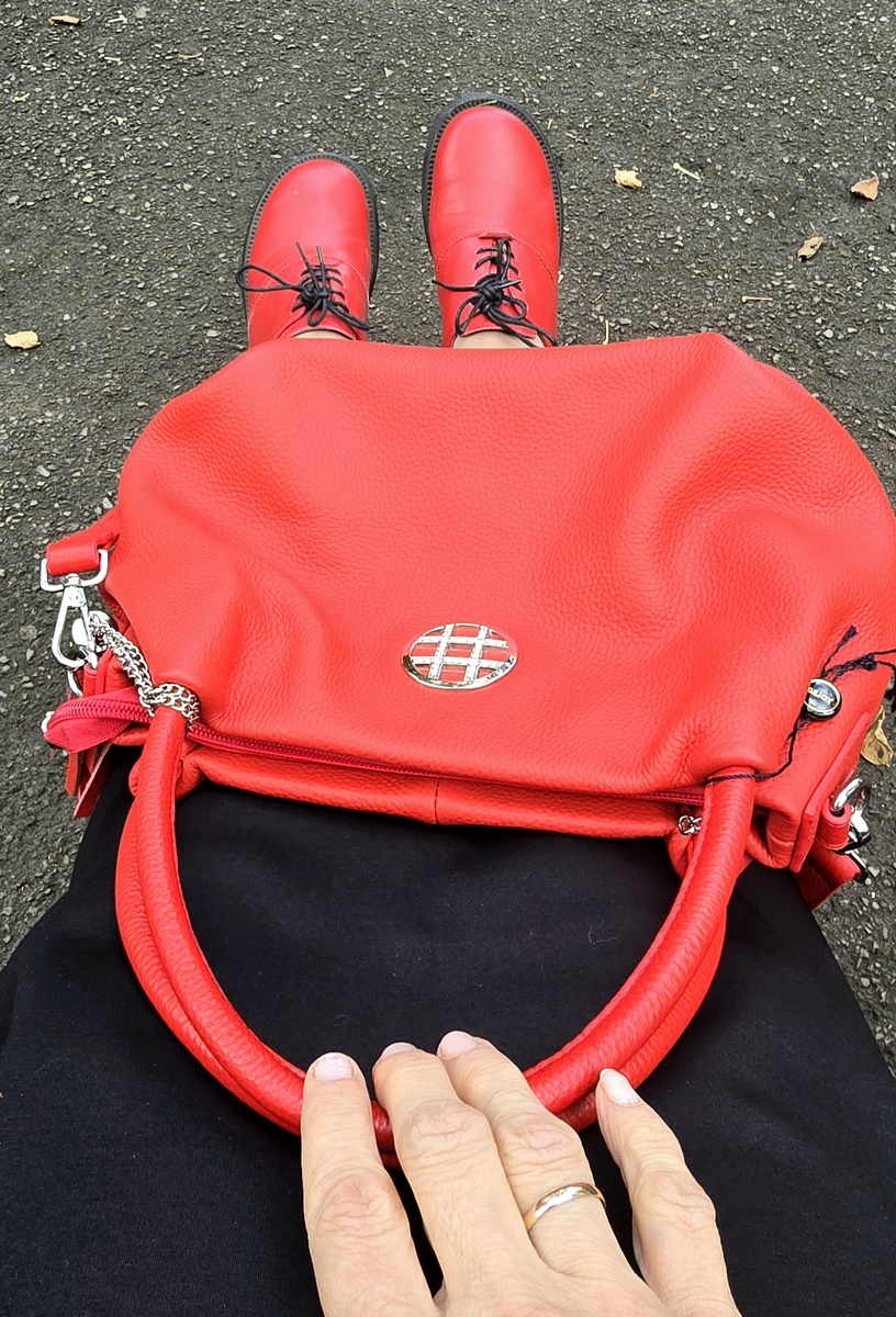 Красная кожаная сумка и такие же красные кожаные ботильоны