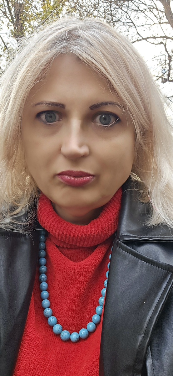 Автопортрет в красном свитере