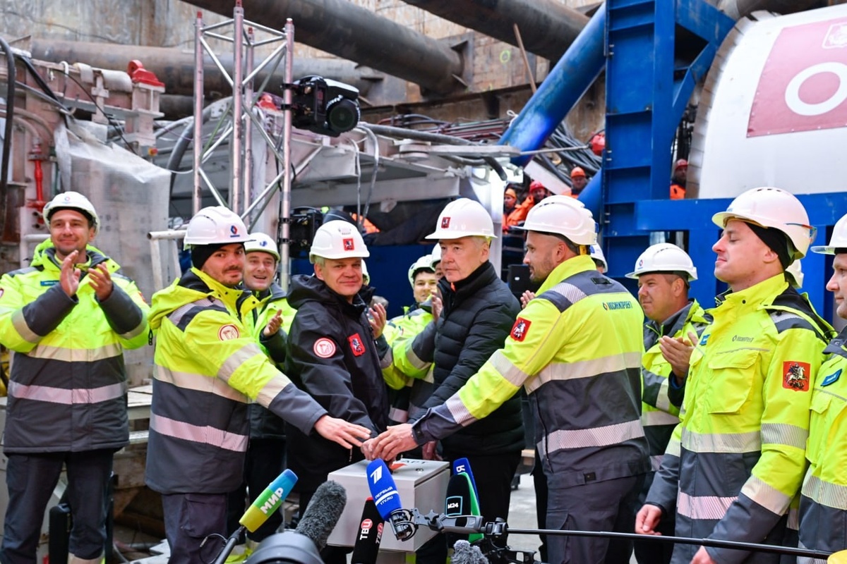 📷 1.1: Старт проходки. Руководство города и строительных компаний запускают ТПМК на площадке у «Новомосковской».