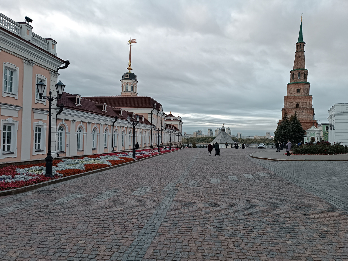 Знаменитая башня Сююмбике в Кремле. Когда-нибудь я вернусь в этот город за его более древней историей, в которой еще никто не оспаривал постулат о параллельных.