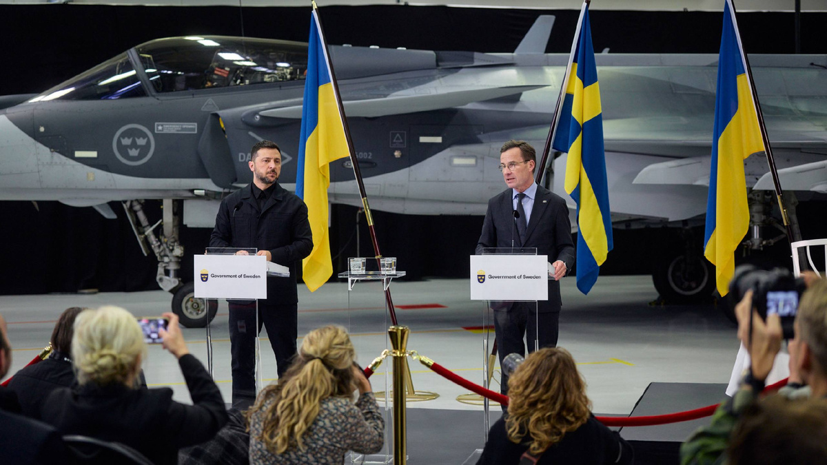 Владимир Зеленский и Ульф Кристерссон на фоне истребителя JAS-39E Gripen