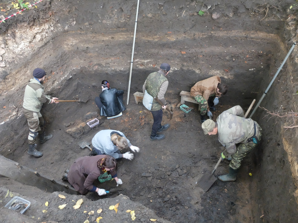 Полевая археология на Соборной горе: исследователи изучают культурный слой раннего средневековья Смоленска, фиксируя признаки древних укреплений и ремесленного быта, (источник: smolgazeta.ru)