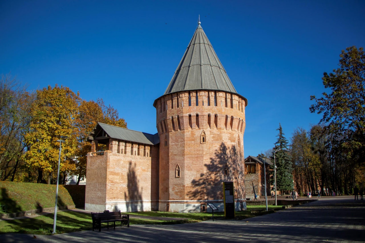 Вход в Громовую башню Смоленской крепости — стартовый пункт маршрута по подземным ходам и уникальный архитектурный объект, соединяющий исторические слои города с сетью оборонительных коридоров, (источник: idemvmuzei.ru)