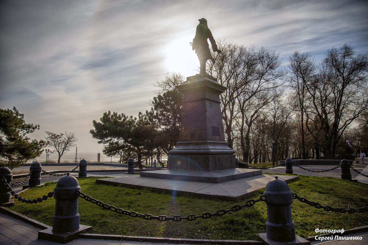 Зима. Памятник Петру I. Основателю Таганрога.