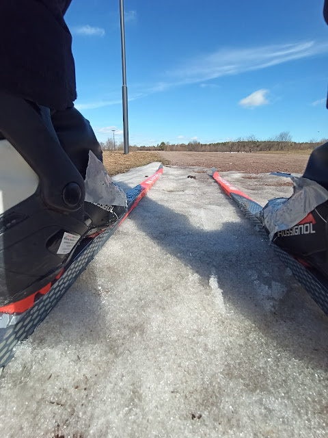 Скотч не спасает. Пакеты на ноги, говоря лучше :)