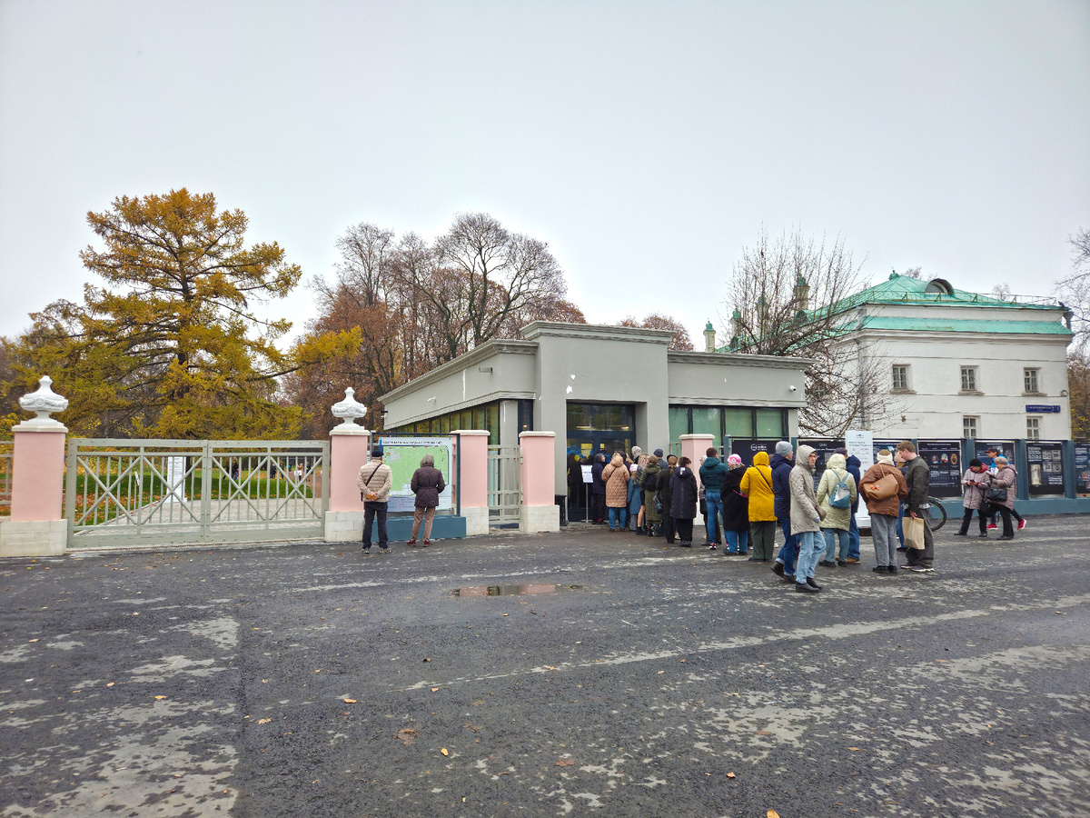 Очередь в усадьбу Останкино, в Египетский Павильон.