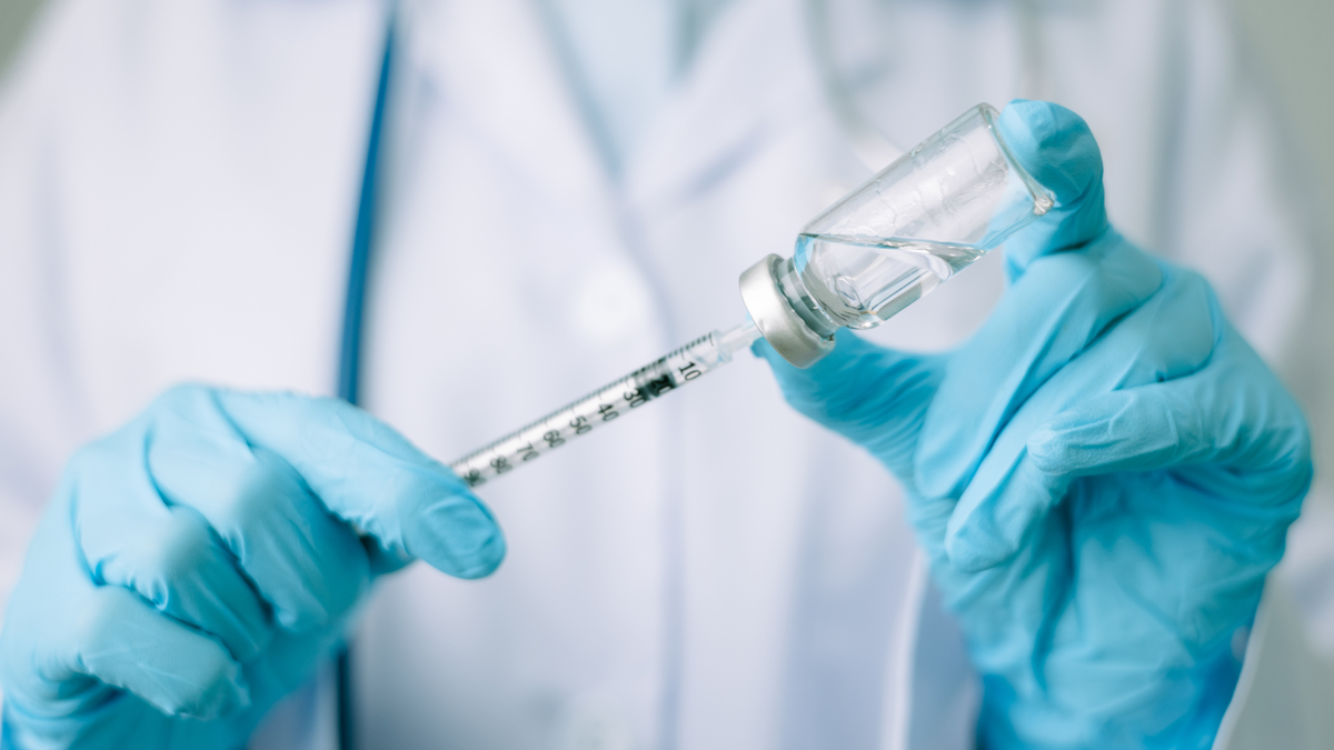 Вакцинация-2025: кому что и когда? Терапевт Семён Борцов — о гриппе, пневмококке, клещах и масках 