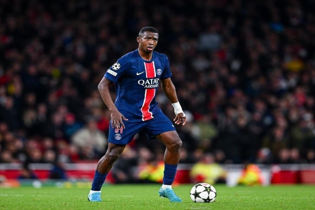    Вильян Пачо. скриншот из видео «Willian Pacho 2024/25 - Crazy Defensive Skills, Tackles & Highlights | PSG» с канала «90 Minutes Football»