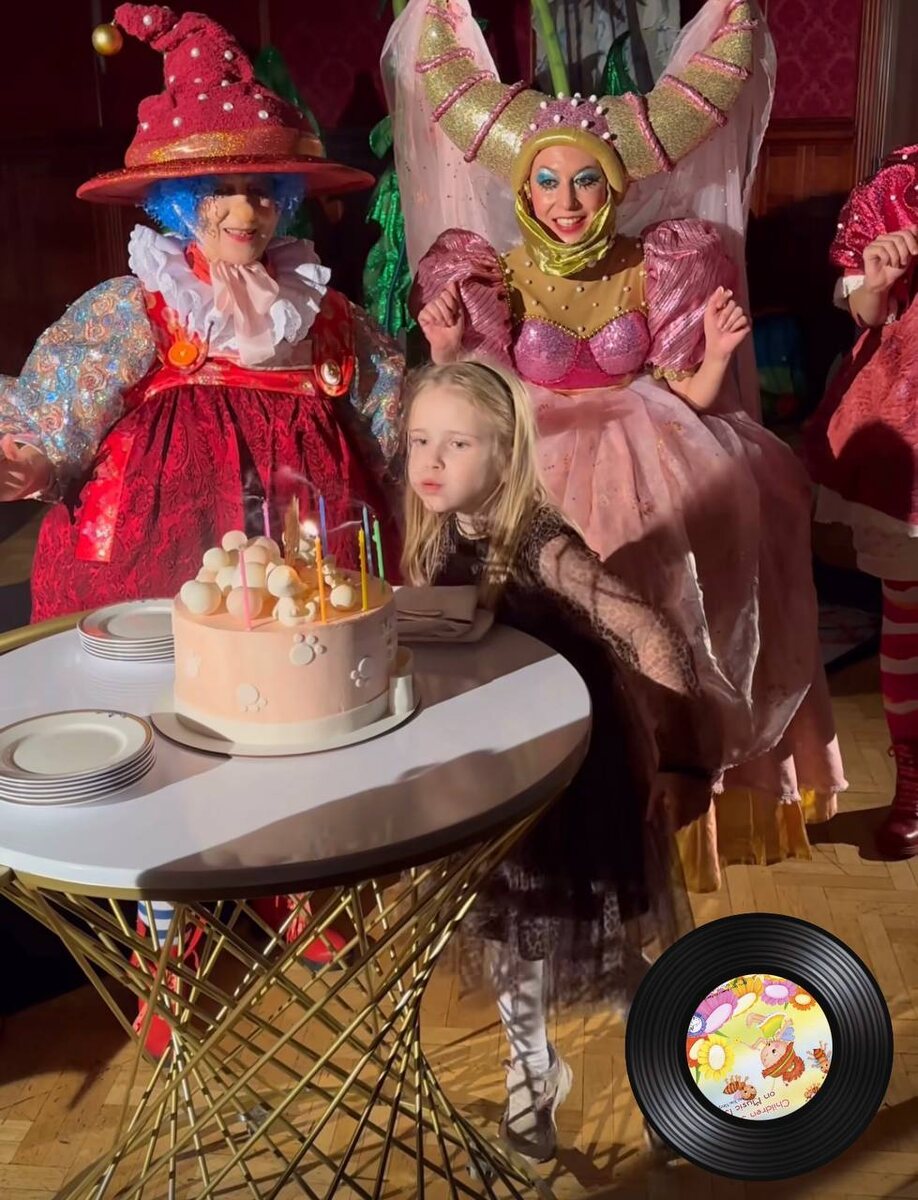 Мила задула свеи и загадала желание. Фото: соцсети