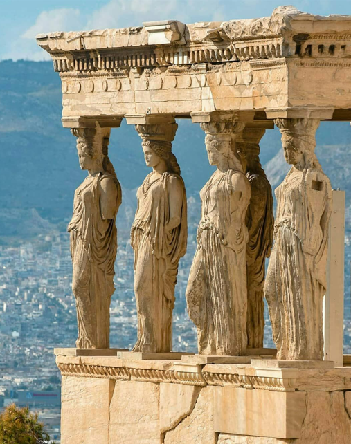 Рис. 1. Один из современных символов Древней Греции – «портик кариатид» храма Эрехтейон. 421-406 год до н.э. Акрополь. Афины. Греция   