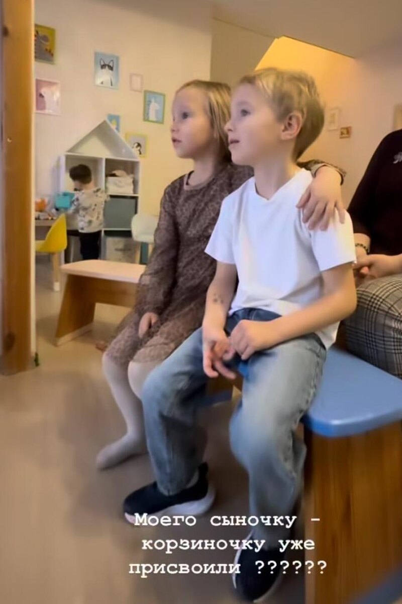    Младший сын Владимира Преснякова и Натальи Подольской с подругой Соцсети