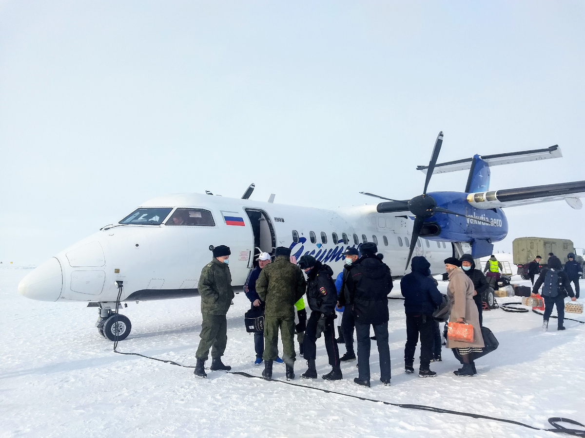 Канадский Bombardier Dash 8 Q300 на аэродроме Чокурдаха
