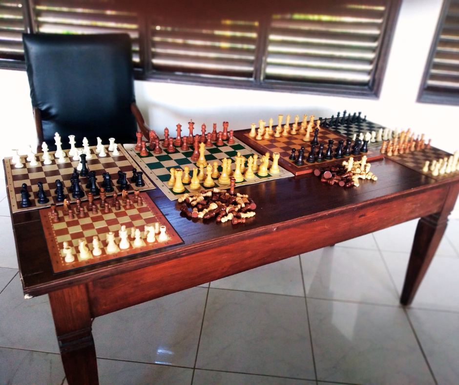 Играем на досках разных цветов и размеров. Любительские, профессиональные турнирные шахматные комплекты.