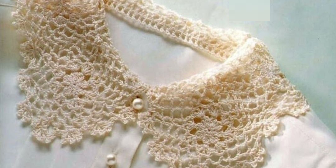 Ажурный воротничок, связанный крючком, способен преобразить даже самый простой наряд, добавив ему элегантности и индивидуальности