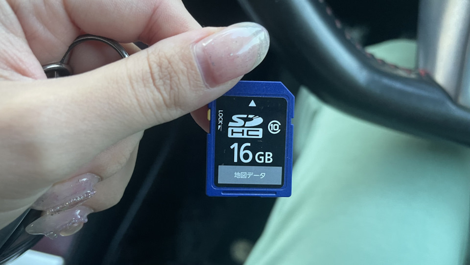 При мне снимает двойное дно за магнитолой и показывает карту. Все должно работать, но увы. Как ни тыкали, ни перезагружали — все одно.