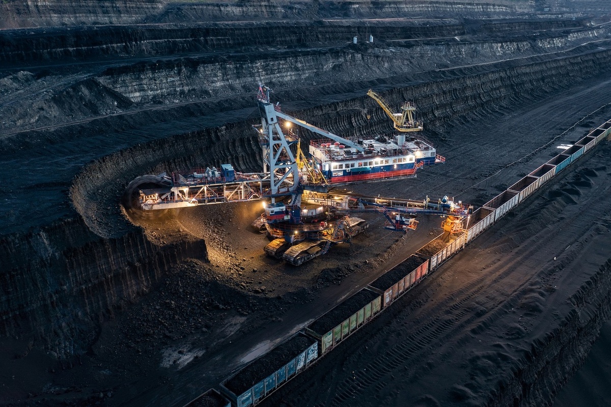     Красноярские ТЭЦ работают на буром угле Бородинского разреза. Этот энергетический уголь не имеет аналогов в мире по экологичности ввиду низкого содержания золы и серы (всего 0,2%)