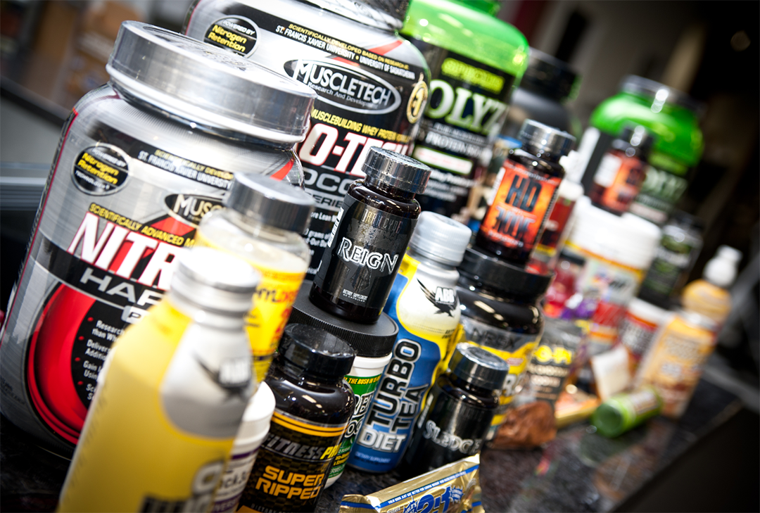 Заходишь в спортзал — у всех шейкеры, банки с непонятными названиями, разговоры о креатине и протеине. Ты начинаешь думать: "А может, и мне нужны эти добавки?" Давай разберемся, что такое спортивное питание, кому оно действительно нужно и с чего начать новичку.