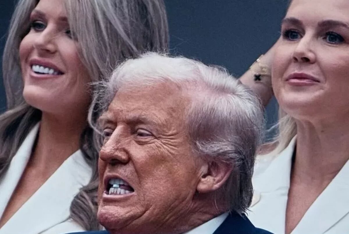    Дональд Трамп принимает таблетку.