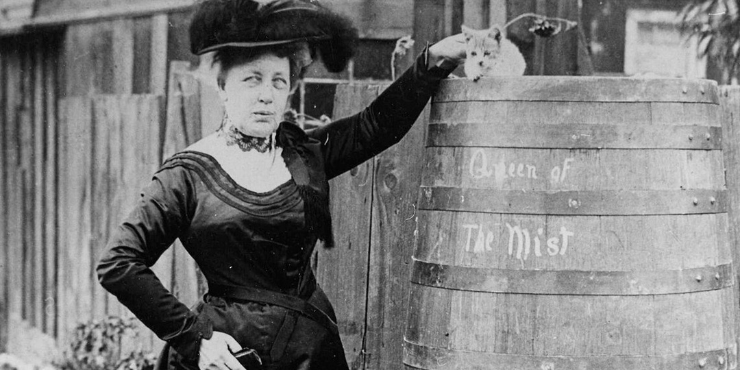 24 октября — прыжок с Ниагарского водопада