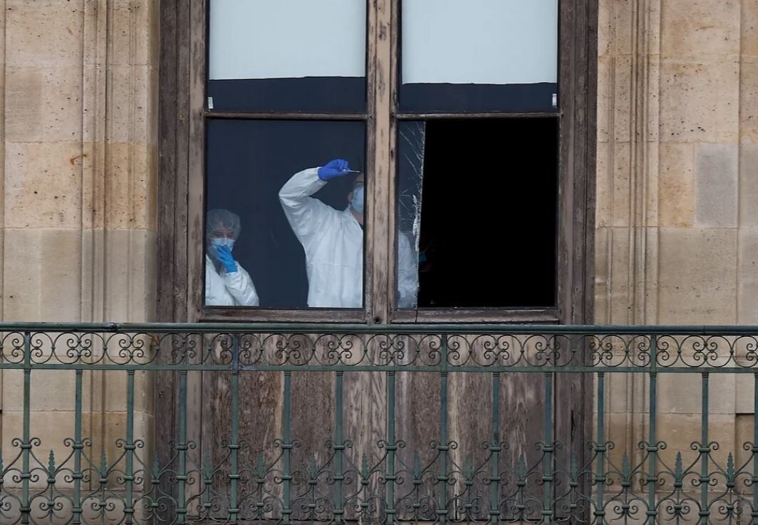 Окошечко было вырезано аккуратно ..  фото: картинки яндекс